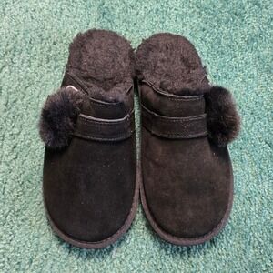 Bearpaw Womens 8 Black Pom Pom Slippers Cozy Suede Mules Indoor Outdoor Shoes